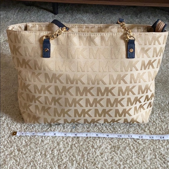 Michael Kors Signature Canvas Print Tote - Picture 7 of 9